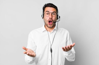 Genç bir İspanyol erkeği inanılmaz bir sürprizle şaşkına döndü ve hayrete düştü. tele pazarlamacı kavramı