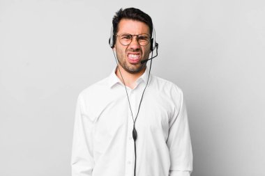 Genç, Latin asıllı, tiksinmiş ve dilsiz bir adam. tele pazarlamacı kavramı