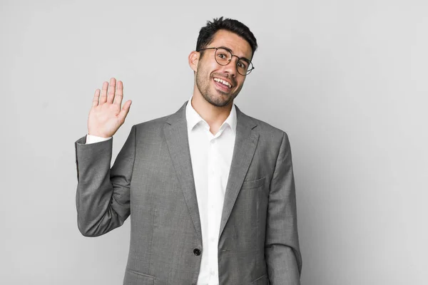 Jovem Adulto Hispânico Homem Sorrindo Feliz Acenando Mão Acolhendo Cumprimentando — Fotografia de Stock