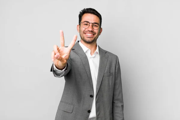Mladý Dospělý Hispánec Usmívá Vypadá Přátelsky Ukazuje Číslo Dvě Obchodní — Stock fotografie