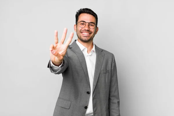 Mladý Dospělý Hispánec Usmívá Vypadá Přátelsky Ukazuje Číslo Tři Obchodní — Stock fotografie