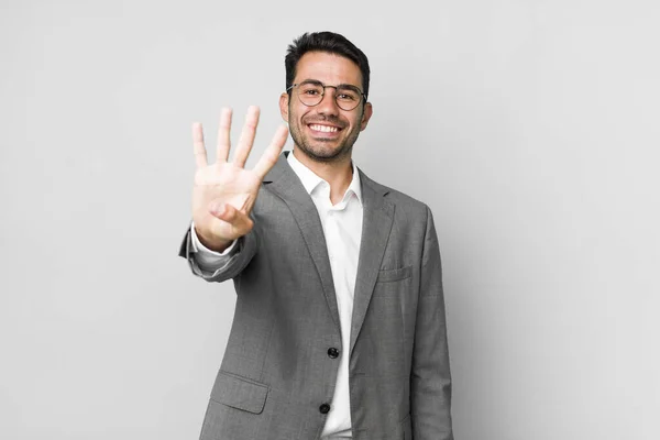 Jonge Volwassen Spaanse Man Glimlachend Vriendelijk Toont Nummer Vier Bedrijfsconcept — Stockfoto