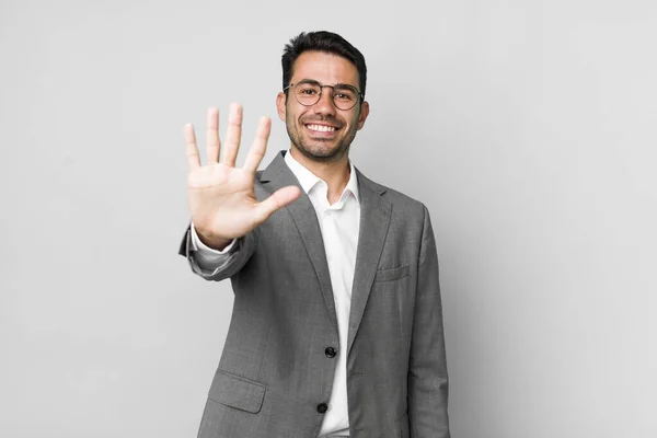 Genç Spanyol Bir Adam Gülümsüyor Arkadaş Canlısı Görünüyor Beş Numarayı — Stok fotoğraf