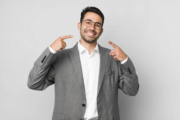 Jovem Adulto Hispânico Homem Sorrindo Confiantemente Apontando Para Próprio Sorriso — Fotografia de Stock