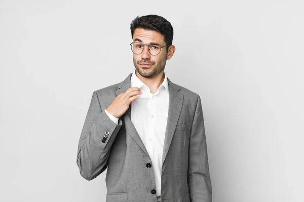 Jovem Adulto Hispânico Homem Olhando Arrogante Bem Sucedido Positivo Orgulhoso — Fotografia de Stock