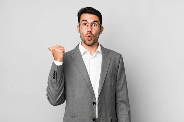 Young Adult Hispanic Man Looking Astonished Disbelief Business Concept — Stock Photo, Image