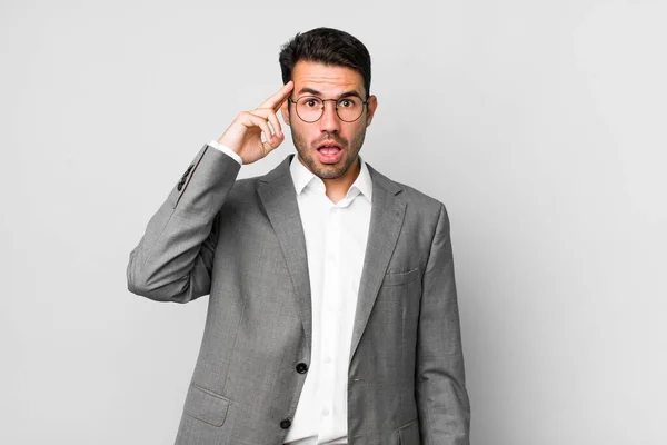 Joven Adulto Hispano Mirando Sorprendido Realizando Nuevo Pensamiento Idea Concepto —  Fotos de Stock