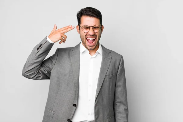 Jonge Volwassen Spaanse Man Die Ongelukkig Gestrest Uitziet Zelfmoordgebaar Met — Stockfoto