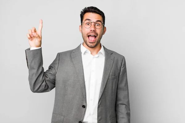 Giovane Uomo Ispanico Adulto Sente Come Genio Felice Eccitato Dopo — Foto Stock