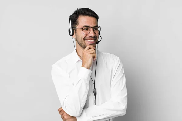 Ung Vuxen Latinamerikansk Man Ler Med Ett Lyckligt Självsäkert Uttryck — Stockfoto