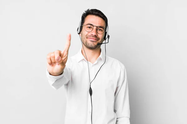 Jonge Volwassen Spaanse Man Glimlachend Vriendelijk Toont Nummer Één Telemarketer — Stockfoto