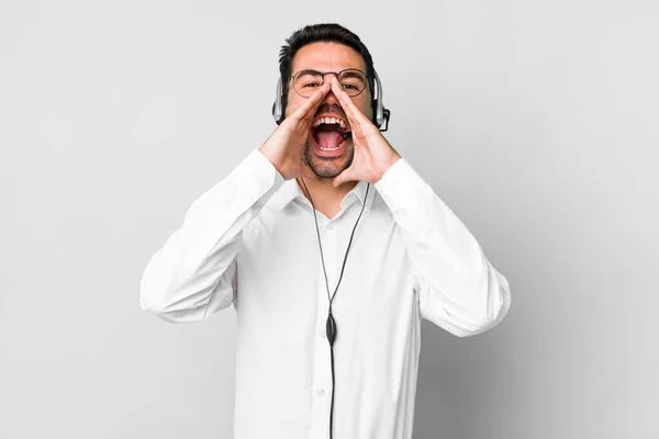 若い大人のヒスパニック系の男は 手を口の横に大きな叫びを与える幸せを感じている テレマーケティングのコンセプトは — ストック写真