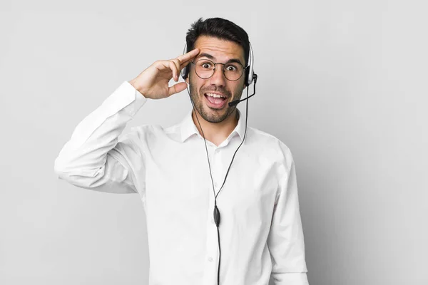 Ung Vuxen Latinamerikansk Man Ser Glad Förvånad Och Förvånad Telemarknadsföringskoncept — Stockfoto