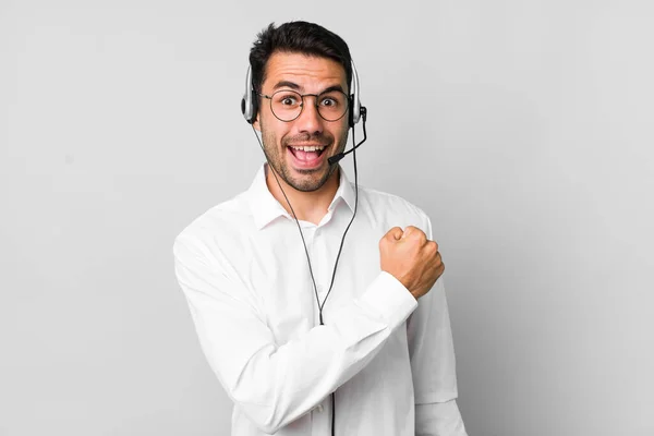 Jovem Adulto Hispânico Homem Sentindo Feliz Enfrentando Desafio Celebrando Conceito — Fotografia de Stock