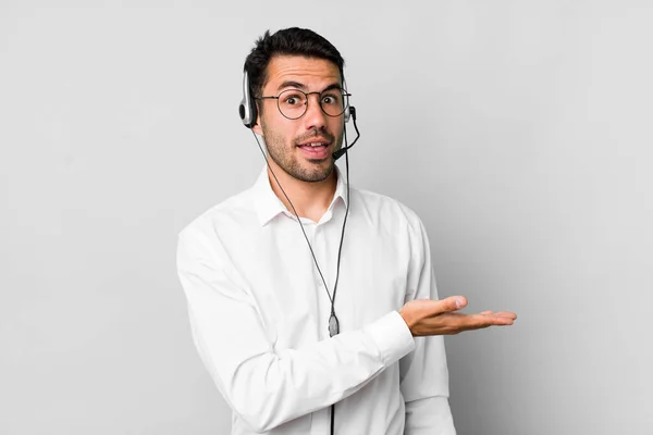 Joven Adulto Hispano Sonriendo Alegremente Sintiéndose Feliz Mostrando Concepto Concepto —  Fotos de Stock