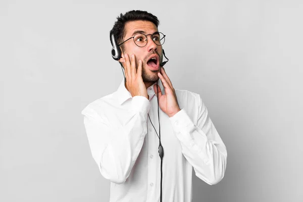 Jovem Adulto Hispânico Homem Sentindo Feliz Animado Surpreso Conceito Telemarketer — Fotografia de Stock