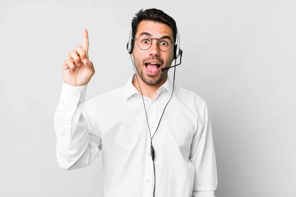 Joven Adulto Hispano Sintiéndose Como Genio Feliz Emocionado Después Darse —  Fotos de Stock