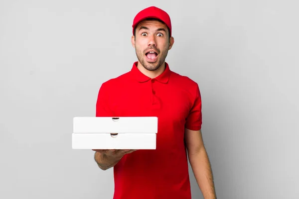 Jonge Volwassen Latino Man Kijkt Zeer Geschokt Verrast Pizzabezorging — Stockfoto