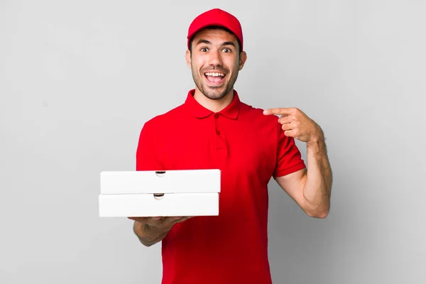 Jovem Adulto Hispânico Homem Sentindo Feliz Apontando Para Mesmo Com — Fotografia de Stock