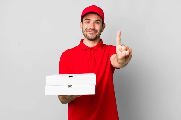 Jonge Volwassen Spaanse Man Glimlachend Vriendelijk Toont Nummer Één Pizzabezorging — Stockfoto