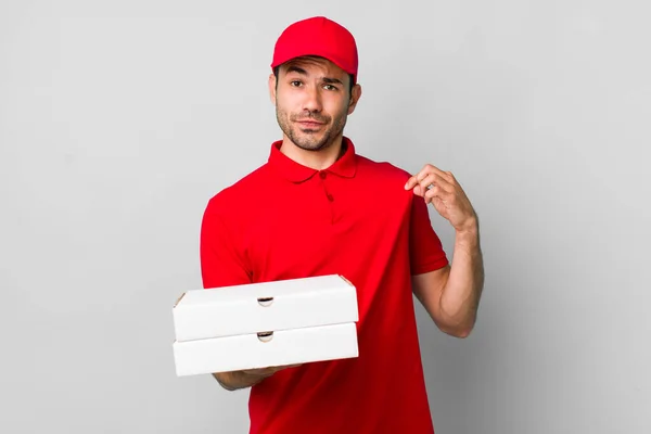 Jong Volwassen Latino Man Zoek Arrogant Succesvol Positief Trots Pizzabezorging — Stockfoto