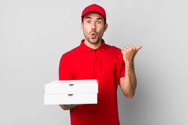 Jonge Volwassen Latino Man Kijkt Verbaasd Ongeloof Pizzabezorging — Stockfoto