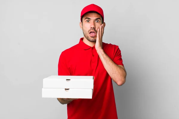 Jonge Volwassen Spaanse Man Die Zich Geschokt Bang Voelt Pizzabezorging — Stockfoto