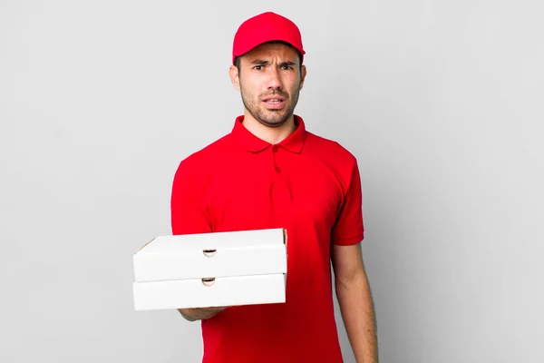 Junger Erwachsener Hispanischer Mann Verwirrt Und Verwirrt Pizza Lieferkonzept — Stockfoto