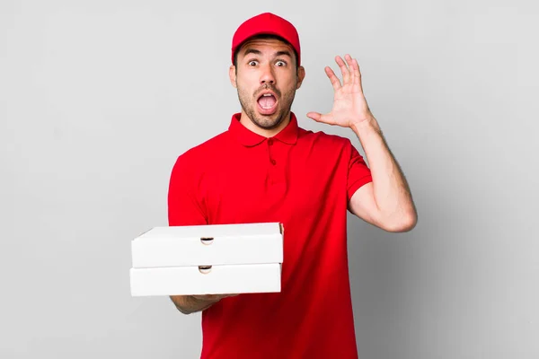 Ung Vuxen Latinamerikansk Man Skriker Med Händerna Upp Luften Pizzaleverans — Stockfoto