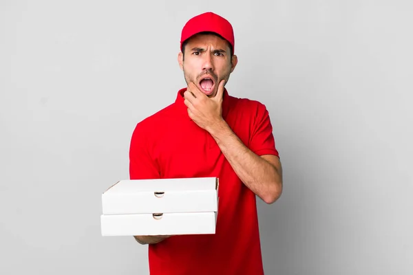 Jovem Adulto Hispânico Homem Com Boca Olhos Bem Abertos Mão — Fotografia de Stock