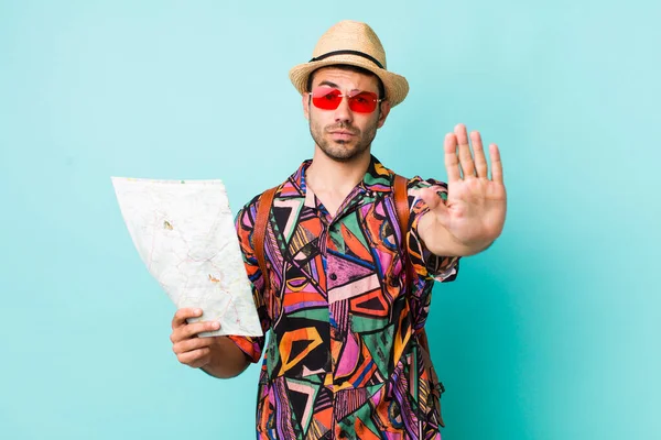 Jonge Volwassen Latino Man Die Serieus Uitziet Een Open Handpalm — Stockfoto