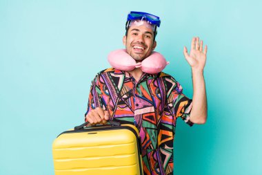 Genç, Latin asıllı, mutlu bir şekilde gülümseyen, el sallayan, sizi selamlayan genç bir adam. uçuş yolcu kavramı