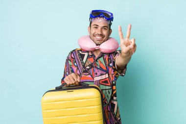 Genç, İspanyol bir adam gülümsüyor ve arkadaş canlısı görünüyor. İki numarayı gösteriyor. uçuş yolcu kavramı