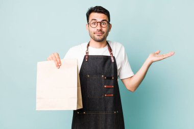 Genç, İspanyol bir adam şaşkın, şaşkın ve şüpheci hissediyor. teslimat kavramını kaldır