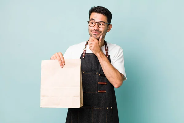 Joven Adulto Hispano Sonriendo Con Una Expresión Feliz Segura Con — Foto de Stock