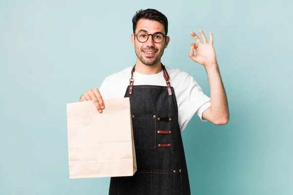 Jovem Adulto Hispânico Homem Sentindo Feliz Mostrando Aprovação Com Gesto — Fotografia de Stock