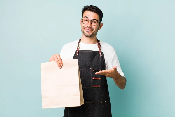 Jovem Adulto Hispânico Homem Sorrindo Alegremente Sentindo Feliz Mostrando Conceito — Fotografia de Stock