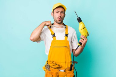 Genç, İspanyol bir adam stresli, endişeli, yorgun ve hayal kırıklığına uğramış hissediyor. işçi ve sondaj kavramı