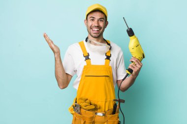 Genç, Latin asıllı, mutlu, bir çözüm ya da fikir bulduğuna şaşırmış genç bir adam. işçi ve sondaj kavramı