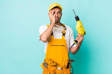 Genç, Latin asıllı bir adam bıkkın, bıkkın ve uykulu hissediyor. işçi ve sondaj kavramı