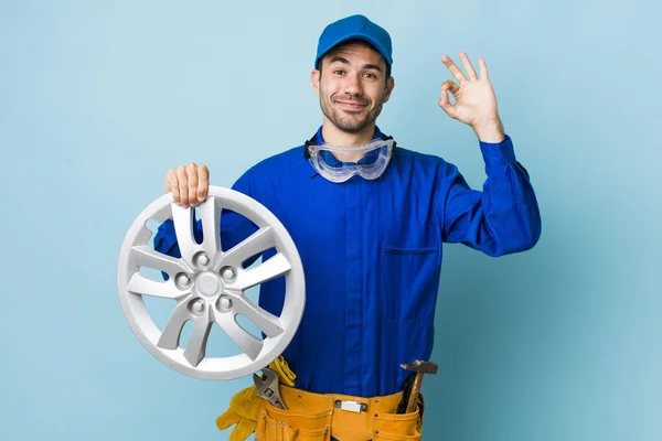 Junger Erwachsener Hispanischer Mann Der Sich Glücklich Fühlt Und Zustimmung — Stockfoto