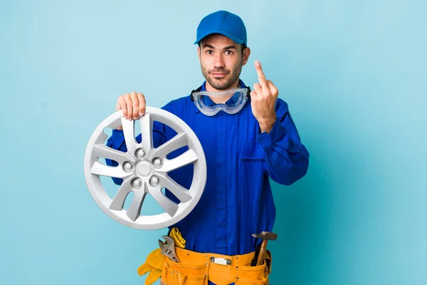 Junger Erwachsener Hispanischer Mann Der Wütend Genervt Rebellisch Und Aggressiv — Stockfoto