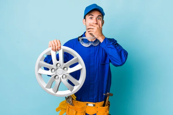 Jonge Volwassen Latino Man Bedekken Mond Met Handen Met Een — Stockfoto