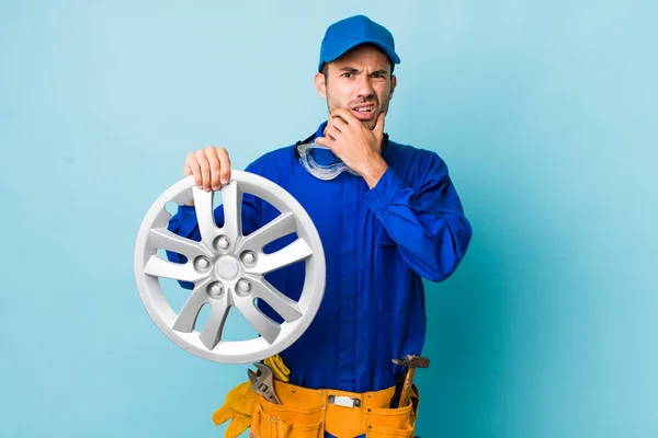 Junger Erwachsener Hispanischer Mann Mit Weit Geöffnetem Mund Und Offenen — Stockfoto