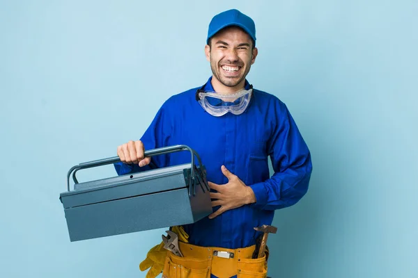 Jonge Volwassen Spaanse Man Die Hardop Lacht Een Hilarische Grap — Stockfoto