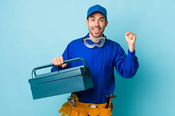 Jovem Adulto Hispânico Homem Sentindo Chocado Rindo Celebrando Sucesso Conceito — Fotografia de Stock