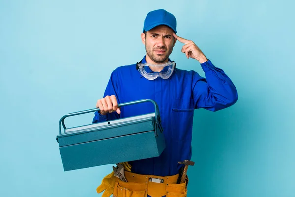 Jonge Volwassen Latijns Amerikaanse Man Voelt Zich Verward Verbaasd Waaruit — Stockfoto