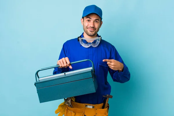 Jovem Adulto Hispânico Homem Sorrindo Alegremente Sentindo Feliz Apontando Para — Fotografia de Stock