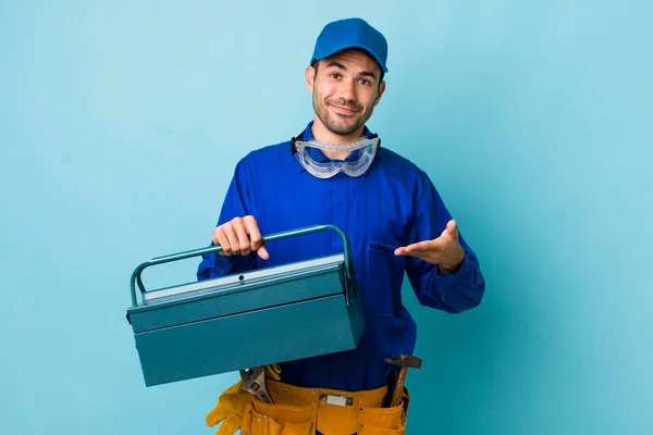 Jovem Adulto Hispânico Homem Sorrindo Alegremente Sentindo Feliz Mostrando Conceito — Fotografia de Stock