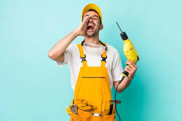 Jovem Adulto Hispânico Homem Sentindo Feliz Dando Grande Grito Com — Fotografia de Stock